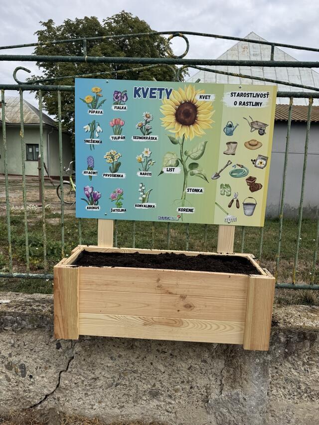 EDU-záhradka s tabuľou Kvety na plote škôlky