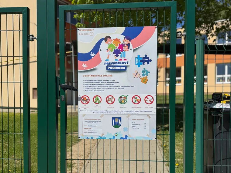 Prevádzkový poriadok materskej školy na vstupnej bránke školského dvora